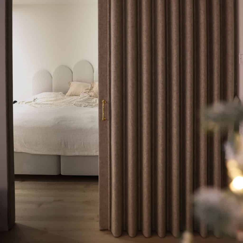 Akustiikkahuopaovi rajaamassa makuutiloja